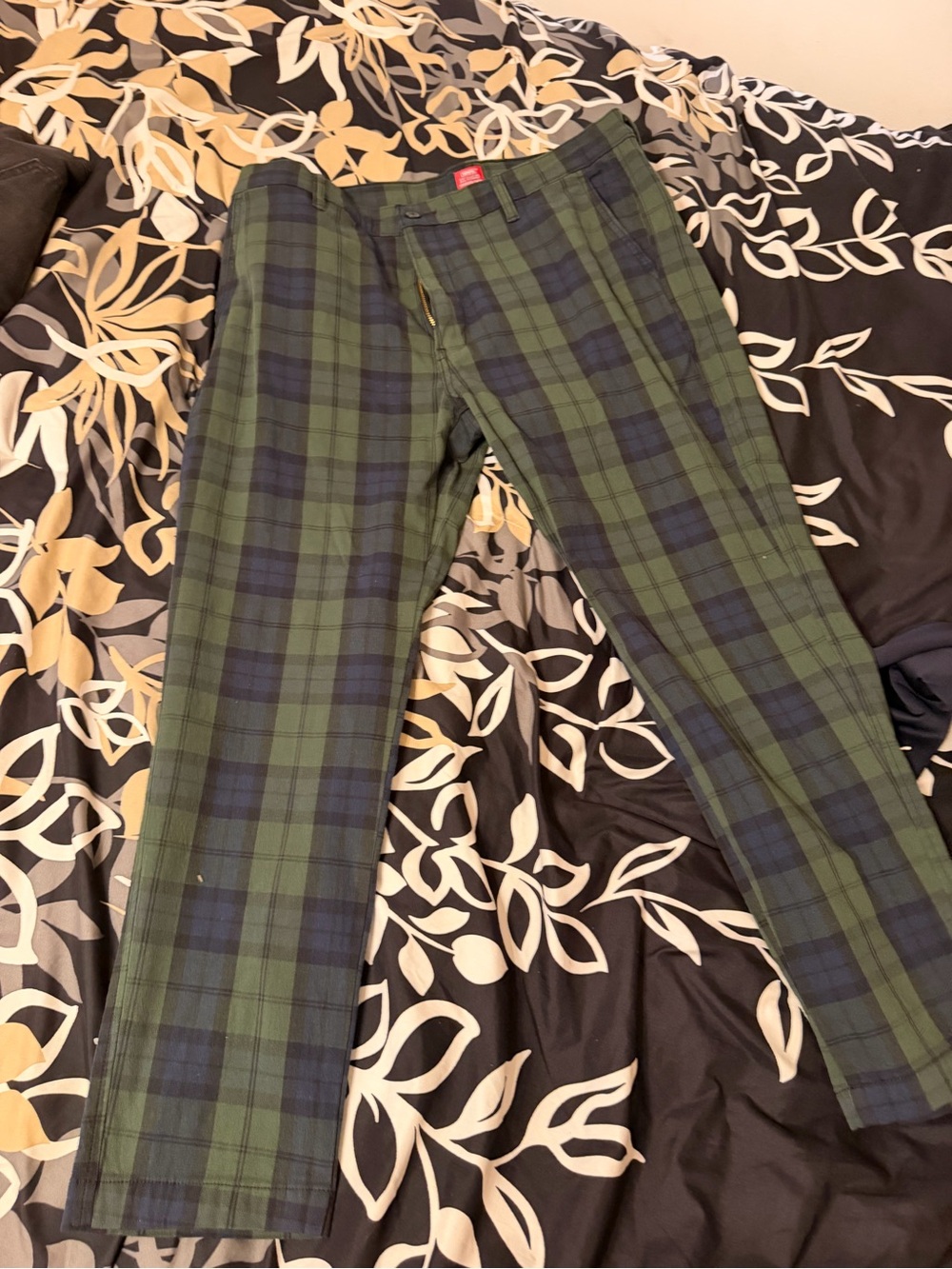 Levi's Green & Navy Plaid Chinos

Levi’s size 36